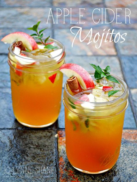 Apple Cider Mojito Recipe: The best FALL COCKTAIL, so delicious. The cinnamon-infused simple syrup is the secret! Thanksgiving Mojito, Mojito Recipes, Thanksgiving Cocktail Recipes, Mojito Recept, Apple Cider Cocktail, Cider Cocktails, Thanksgiving Drinks, Thanksgiving Cocktails, Mojito Recipe