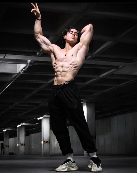 Aesthetic Bodybuilding Poses, Icarus Pose Bodybuilding, Greek God Poses Gym, Buff Men Poses, Muscular Male Poses, Body Builder Aesthetic, Muscular Man Pose, Body Builder Pose, Physique Male Fitness