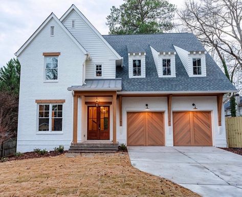 I know front-facing garages get a bad rap, but done the right way, it can really make a house go from cookie-cutter basic to a neighborhood showstopper! What do you think?  #garagedoors #homedecor #newbuild #realestate #homebuilding #homeupgrades #beautifulhomes Industrial Farmhouse Exterior, Florida Farmhouse, Industrial Exterior, Porch Ceiling, Farmhouse Industrial, Vintage Doors, Modern Farmhouse Bathroom, Modern Farmhouse Exterior, Industrial Farmhouse