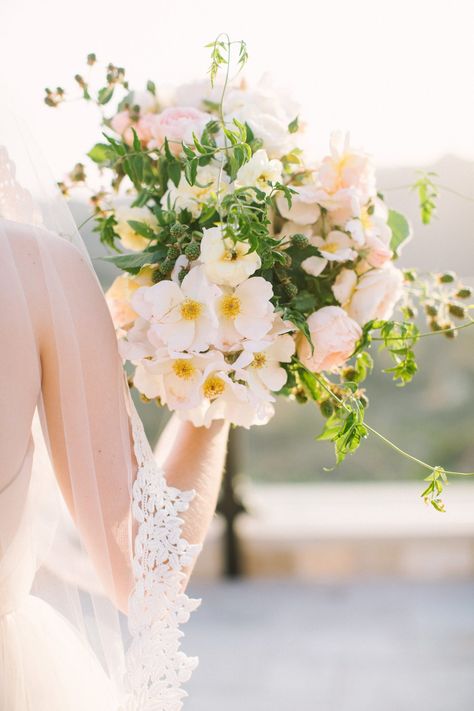 33 Unique Spring Wedding Ideas Horn Makeup, Tuscany Elopement, Valentino Jewelry, Wedding Hairs, Lilac Wedding Bouquet, Anemone Wedding, Wedding Color Schemes Spring, Malibu Rocky Oaks, Bouquets Ideas