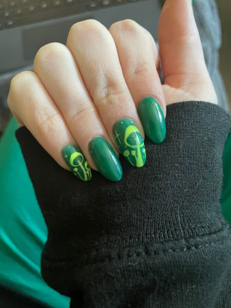 Goblincore Nails Aesthetic, Green Nails Aesthetic Vintage, Forestcore Nails, Mushroom Nails Acrylic Simple, Mushroom And Frog Nails, Purple Mushroom Nails, Shrek Nails Designs, Mushroom Nails Simple, Goblin Core Nails