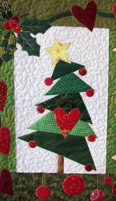 Christmas tree quilt wall hanging Christmas Quilting Projects, Quilts Christmas, Christmas Tree Quilt, Christmas Patchwork, Christmas Quilt Patterns, Christmas Sewing Projects, Christmas Quilting, Christmas Wall Hangings, Christmas Applique