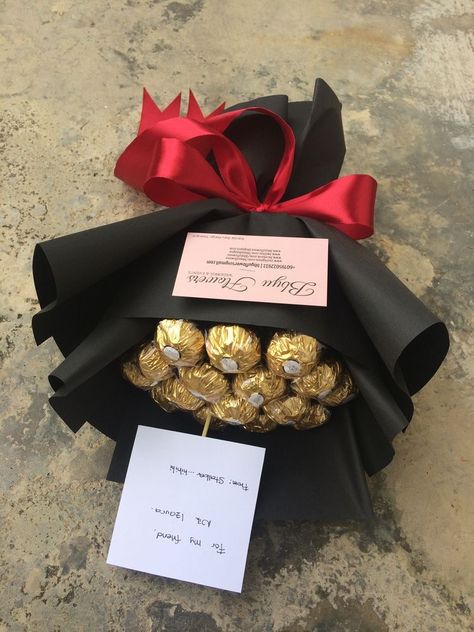 Gifts With Ferrero Rocher, Ferraro Rocher Bouquet Diy, Ferrero Bouquet Diy, Ferrero Gift Ideas, Flowers With Ferrero Rocher, Ferrero Rocher Flower Bouquet, Forero Rocher Bouquet, Ferro Rocher Gift Ideas, Food Flowers Bouquet