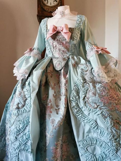 Marie Antoinette Dress Museum, French Dresses 18th Century, 1640s Fashion, Rococo Inspired Fashion, Rococo Fashion 18th Century, Baroque Aesthetic Fashion, Antoinette Core, Roccoco Dresses, Rococo Outfit