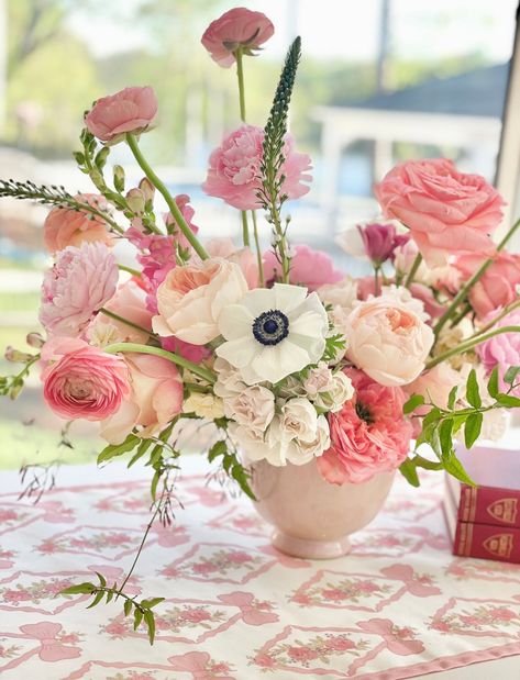 Vintage Roses and bows Table Runners by Diga Linda Chinoiserie Table, Flower Farming, Custom Napkins, Diy Decorations, Arte Floral, Floral Centerpieces, Vintage Roses, Pink Wedding, If You Love