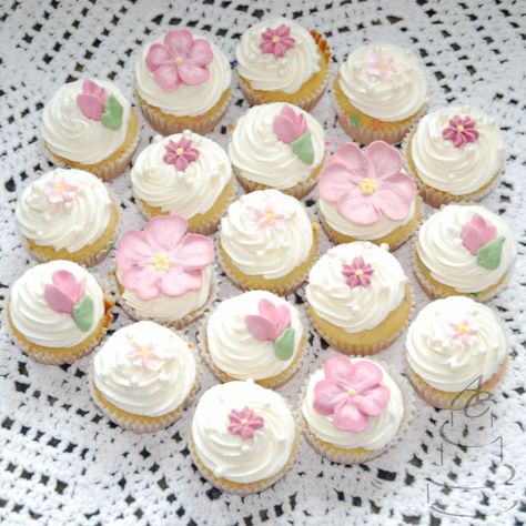 Pastel mini cupcakes for a shabby chic tea party. #shabbychic #pinkminicupcakes #pinkroyalicingflowers #royalicingflowers #minicupcakes #mauve #teapartytreats High Tea Cupcakes Ideas, Cupcakes Tea Party, Mini Cupcakes For Tea Party, Tea Party Theme Cupcakes, Tea For Two Cupcakes, Tea Party Mini Cupcakes, Yea Party Cupcakes, Tea Party Birthday Cupcakes, Tea Party Cupcakes Ideas