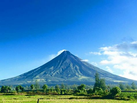 Mayon Volcano Legazpi,Albay Mayon Volcano Aesthetic, Jet Pribadi, Volcano Wallpaper, Land Forms, Mayon Volcano, Siargao, Scenery Pictures, Wallpaper Nature, Beautiful Locations Nature