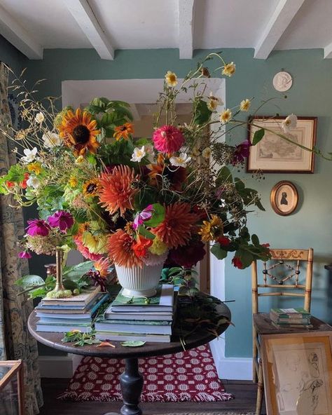 Decor With Flowers, Simple Fall Decor, English Flowers, English Decor, English Country Style, Book Flowers, Up House, Beautiful Flower Arrangements, English Cottage