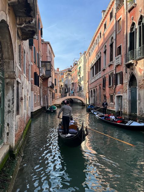 Paris Boat Ride, Italy Boat Ride, Venice Boat Ride, Aesthetic Locations, Life Checklist, Venice Boat, Place Aesthetic, Cottagecore Nature, Art College