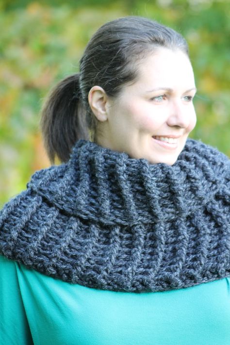 Outlander Knitting Patterns Free, Sweater Free Pattern, Outlander Knitting Patterns, Outlander Style, Chunky Yarn Crochet, Outlander Knitting, Outlander Claire, Cowl Crochet, Crochet Cowl Pattern