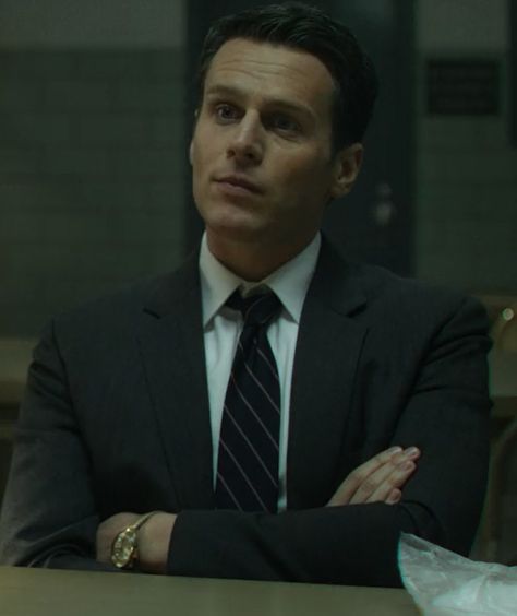 Jonathan Groff Mindhunter, Holden Ford Mindhunter, Mind Hunter, Holden Ford, Addams Family Musical, Tv Scenes, One For The Money, Jonathan Groff, Kare Kare