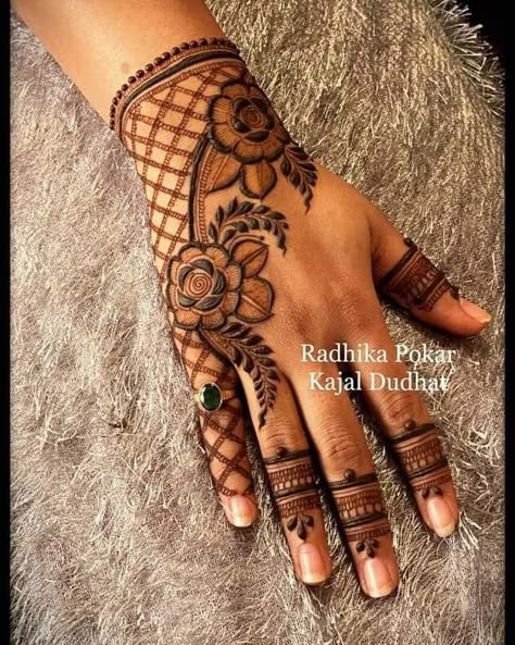 Latest Arabic Mehndi Designs Front Hand, Unique Mehndi Designs Front Hand, Simpal Mehandi Designs, Back Hand Mehndi Designs Simple, Page Cover Photo, Hand Mehendi, Latest Arabic Mehndi Designs, Summer Floral Dress, Facebook Business Page