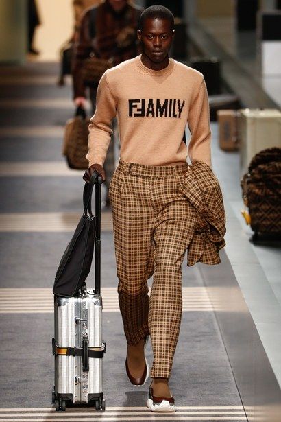 Fendi Fall 2018 Menswear Fendi Men, Mens Fashion 2018, Style Masculin, Poster Shop, Mens Fashion Week, Menswear Fashion Show, Mens Fashion Fall, Menswear Fashion, Mens Winter Fashion