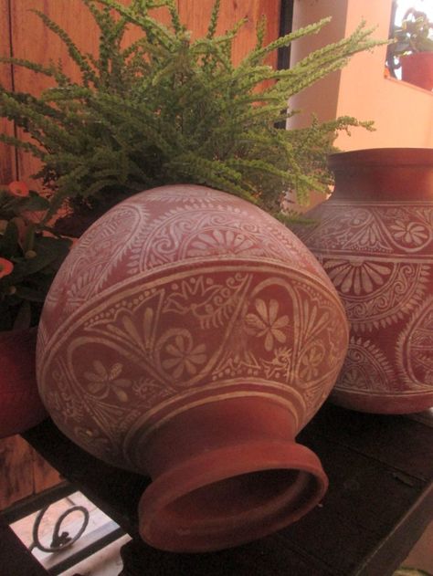 hand painted clay pots used to be quite common in Bengal.. Matka Painting Designs, Earthen Pot Painting Ideas, Damodar Leela, Earthen Pot Painting, Matka Painting, At Home Pottery, Handpainted Vase, Kalash Decoration, Water Car