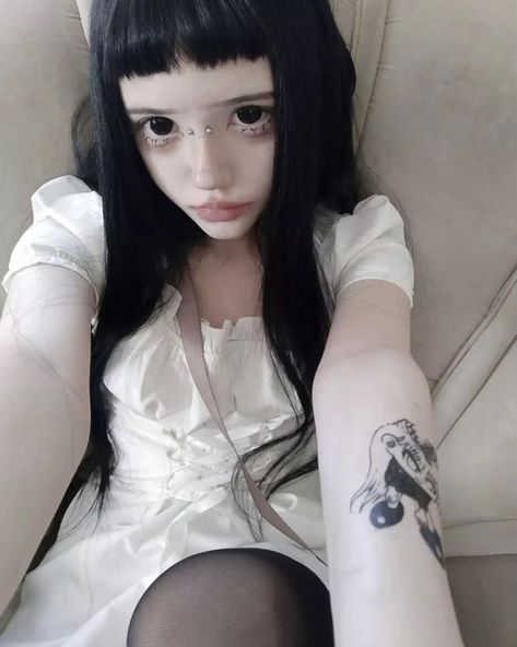 Creepy Cute Makeup, Doll Makeup Aesthetic, Dollcore Makeup, Cute Doll Makeup, Baby Doll Makeup, Creepy Doll Makeup, Kendall Jenner Face, Creepy Makeup, Punk Makeup