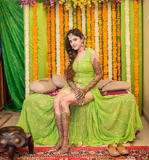 Buget mehendi lehenga outfit ideas that you can totally steal! Mehendi Outfits Bridal Indian, Mehendi Ceremony Outfits Brides, Bride Mehendi Outfit, Lehenga Outfit Ideas, Bridal Mehendi Outfits, Mehendi Bridal Outfit, Mehendi Outfit Ideas, Mehendi Saree, Mehendi Ceremony Outfits