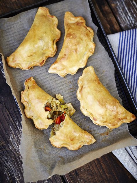 Gluten-free veggie pasties Pasties Recipes, Gluten Free Pastry, Jamie Oliver Recipes, Gf Recipes, Sem Lactose, Jamie Oliver, Meat Free, Sin Gluten, Gluten Free Vegetarian