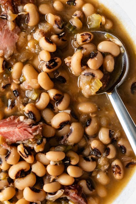 How to Cook Black Eyed Peas Soul Food Sunday Dinner Ideas, Soul Food Sunday, Cooking Black Eyed Peas, Cabbage Recipes Southern, Black Eye Peas, Sunday Dinner Ideas, Southern Fried Catfish, Southern Mac And Cheese, Soul Food Recipes