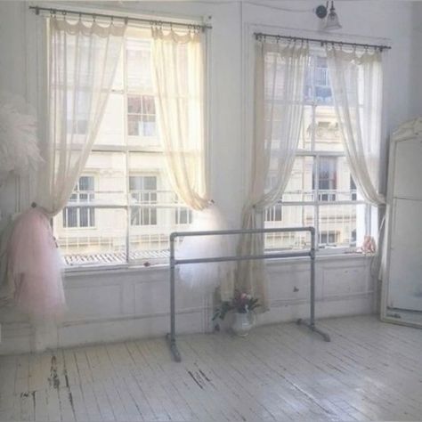 I just wanna be perfect ೄྀ࿐ Ballet Studio, Angelina Ballerina, Pretty Ballerinas, Little Ballerina, Empty Room, Ballet Class, Tiny Dancer, Ballet Girls, Swan Lake