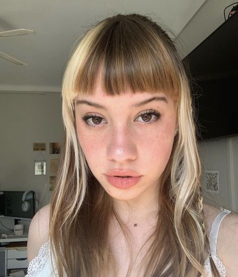 Brunette Hair Blonde Bangs, Partly Bleached Short Hair, Blonde Highlights Fringe, Bangs Hair Dye, Brown Hair Blonde Bangs, Blonde Hair For Hazel Eyes, Black To Blonde Hair, Best Hair Dye, Blonde Bangs