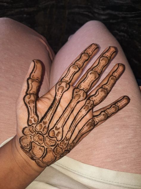 Skeleton henna in palm 🖐���🏻 Skeleton Mehendi, Skeleton Henna Designs, Tattoo Designs Skeleton, Skeleton Hand Henna, Skeleton Henna, Notebook Scribbles, Tattoo Designs Hand, Henna Palm, Palm Henna Designs