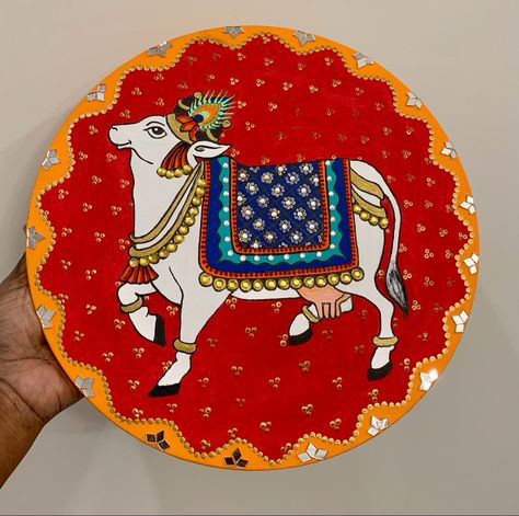 Lippan Art Pichwai Cow, Cow Lippan Art, Pichwai Paintings Cows, Indian Canvas Painting, Art On Round Canvas, Pichwai Art Paintings, Pichwai Cow Painting, Pichwai Cow, Painted Mirror Art