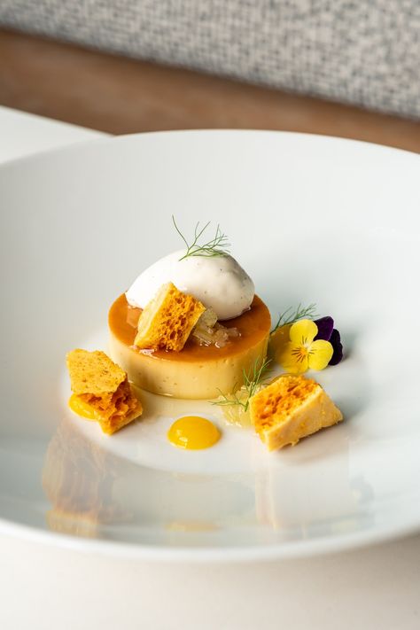 Cream Caramel Plating, Lemon Plated Dessert, Savory Frosting, Flan Plating, Fine Dining Desserts Michelin Star, Dessert Plating Ideas, Mandarin Recipes, Gourmet Desserts Presentation, Flan Recipes