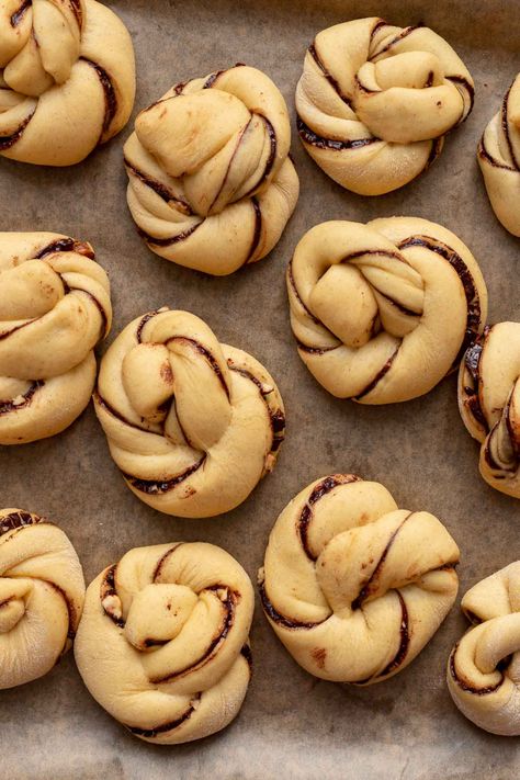 Chocolate Babka Buns, Mini Babka, Babka Buns, Hazelnut Recipes, Sweet Bread Rolls, Babka Recipe, Chocolate Babka, Chocolate Bourbon, Cacao Beans