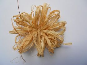 Raffia Bows How To Make, Bows For Presents, Raffia Flowers, Surface Ornamentation, Raffia Crafts, Juju Hats, Twine Flowers, Christmas Orniments, Paper Bows