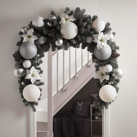 Christmas Bauble Arch, Round Arch Christmas Decor, Christmas Decor Arch, Garland Over Arched Doorway, Christmas Door Arch Decorations, Christmas Arch Decorations, Christmas Arches Indoor, Diy Bauble Garland, Arch Christmas Decorations Entryway