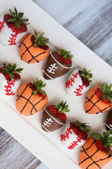 DIY Fathers Day Gift Ideas - Sports Dipped Strawberries Recipe and Tutorial via Recipe Girl Basketball Strawberries, Baseball Strawberries, Football Strawberries, Dipped Strawberries Recipe, Football Shaped Foods, Superbowl Sunday, Dipped Strawberries, Recipe Girl, Sporting Event