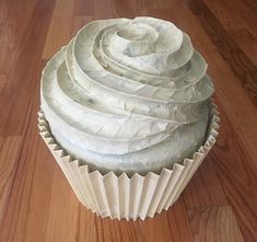 Papier mache cupcake - finished icing covered with masking tape Paper Mache Cupcake, 3d Cupcake Craft, Paper Mache Props, Paper Mache Food Sculpture, Paper Mache Food, Paper Mache Cake, Paper Mache Candy, Cupcake Diy, Pop Art Party