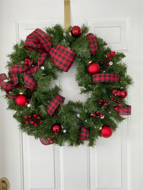 Buffalo Check Christmas Wreath, Buffalo Check Christmas Decor, Gingham Christmas, Diy Christmas Door, Gold Christmas Tree Decorations, Ideas Navidad, Buffalo Check Christmas, Green Wreath, Navidad Diy