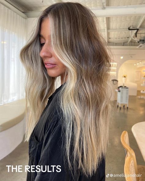 Highlighted Hair Money Piece, Bold Money Piece Balayage, Surfer Haircut Women, Dark Balayage Hair With Money Piece, Bronde Money Piece, Highlights Money Piece, Dark Rooted Blonde, Beachy Bronde Haircolor, Beach Blonde Balayage Dark Roots