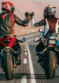 Bike ride ❤😍 Motocross Couple, Motorcycle Couple Pictures, Xe Ducati, Kawasaki Z650, Bike Couple, Biker Couple, Motorcycle Couple, Biker Photography, Motocross Love