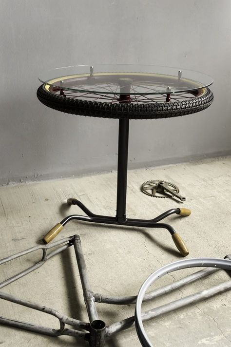 Bike coffee table made of bike parts Recycled Bike Parts, Upcycled Bike, Coffee Bike, Bike Room, Bicycle Decor, Car Part Furniture, Automotive Furniture, Motorcycle Shop, Diy Home Decor Ideas