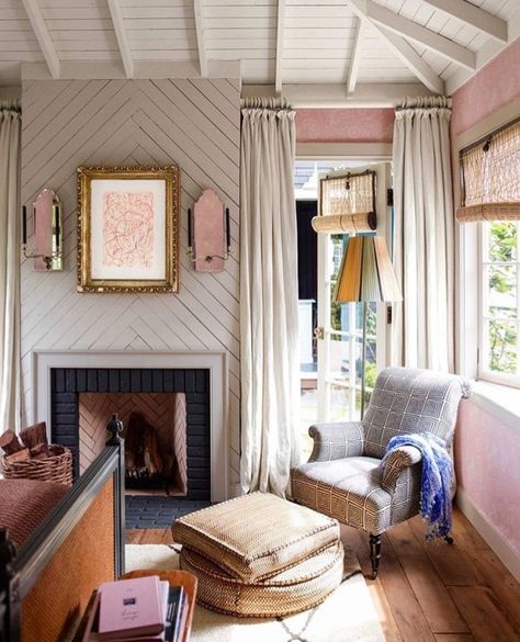 I just about died when I spotted a teaser of this lovely home on designer Rita Konig’s instagram feed yesterday. A former YMCA summer camp in Northern California, the abode was renovated by a young New York family (the wife is the Chief Creative Officer of Stella & Dot) with the help of esteemed architect Gil Schafer. … Lake Houses, 아파트 인테리어, Countryside House, Small Room Design, Fireplace Mantle, Room Interior Design, Historic Home, A Living Room, Small Living Room