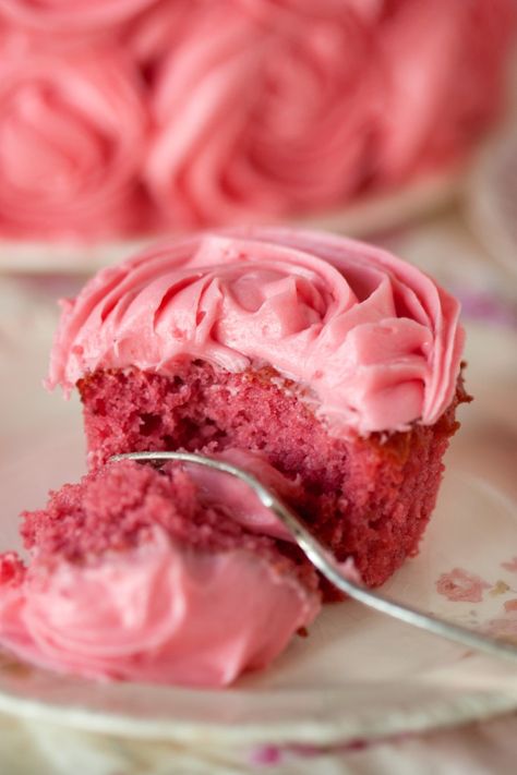 from scratch Strawberry Cupcake. recipe here http://apronofgrace.com/2011/rose-bouquet-strawberry-birthday-cake/ Strawberry Cupcake, Velvet Cupcakes, Strawberry Cupcakes, A Piece Of Cake, Think Food, Cupcake Cake, Piece Of Cake, Yummy Sweets, Food Cakes