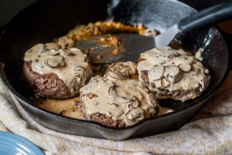 Burgers & Gruyere Mushroom Sauce (low carb) - Only 4.8g net carbs for each huge burger! Low Carb Skillet, Keto Burgers, Keto Mushrooms, Mushroom Sauce Recipe, Keto Burger, Mushroom Burger, Creamy Mushroom Sauce, Keto Foods, Creamy Mushrooms