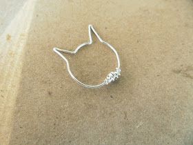 WobiSobi: Kitty Cat, Wire Ring. DIY. Wire Ring Diy, Pinterest Tutorial, Bijoux Fil Aluminium, Tambour Embroidery, Wire Jewelry Tutorial, Wire Ring, Diy Cat, Diy Rings, Wire Rings