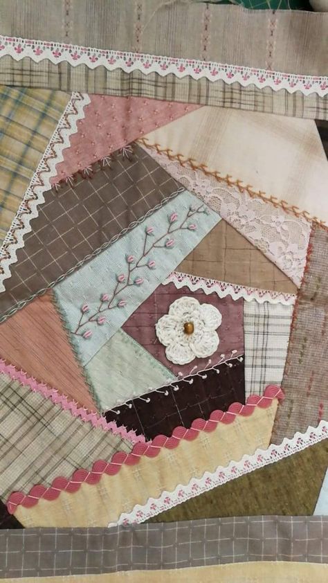 Crazy Patchwork Quilt, Shabby Chic Quilts, Crazy Quilts Patterns, Crazy Quilt Blocks, Scrap Fabric Crafts, Japanese Quilts, Quilt Square Patterns, Crazy Patchwork, Crazy Quilting