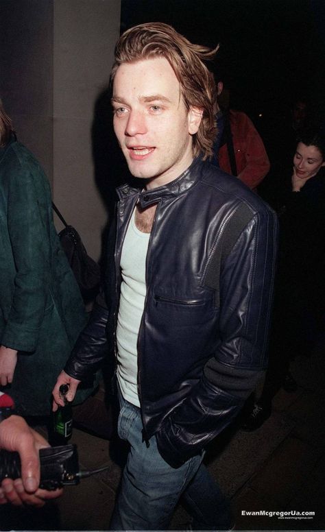 Ewan Mcgregor 90s, Ewan Mcgregor Young, Evan Mcgregor, Trainspotting, Ewan Mcgregor, 1990s Fashion, Obi Wan, Fav Celebs, Brad Pitt