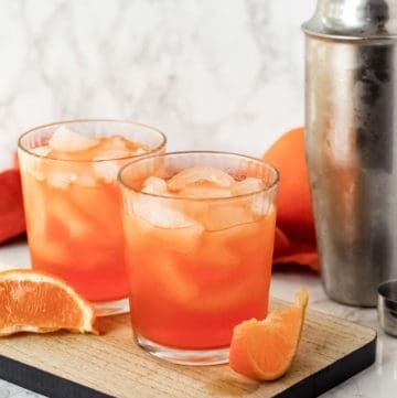 Orange Thunder (easy, only 5 ingredients) - Mile High Mitts Orange Thunder, Ginger Ale Drinks, Vodka Orange, Bowl Cocktails, Orange Juice Drinks, Citrus Drinks, Easy Alcoholic Drinks, Frozen Cocktail Recipes, Games Halloween