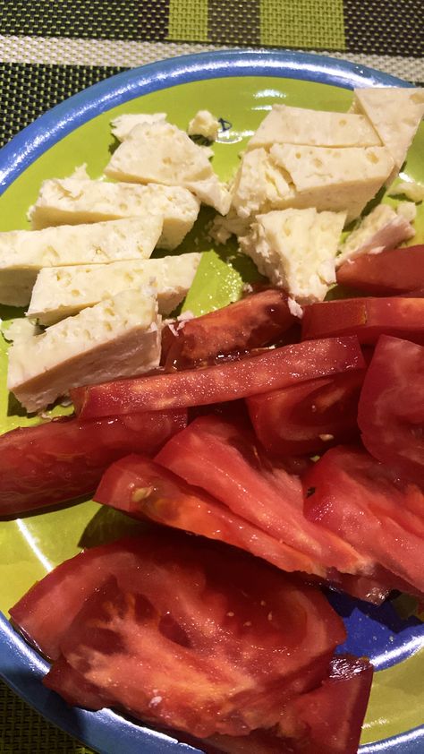 Tomatoes and cheese. The real romanian food in the summer Romanian Summer Aesthetic, Romanian Summer, Romanian Aesthetic, Romanian Dishes, Balkan Summer, Balkan Aesthetic, Romania Food, Tomatoes And Cheese, Balkan Food