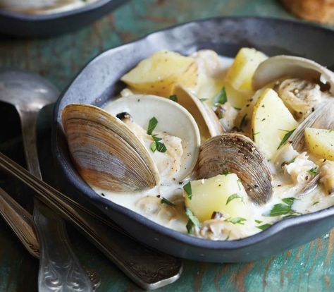 Clam chowder with whole clams cooked in a cast iron dutch oven. Chowder Soup, Lodge Cast Iron, Fish Stew, Cast Iron Dutch Oven, Clam Chowder, Chowder Recipes, Entree Recipes, Fish Fillet, Dutch Oven