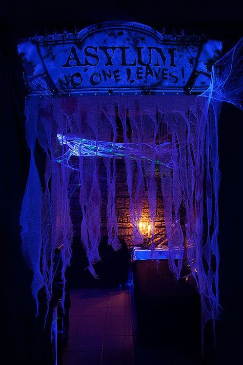 Halloween Decor Ideas For The Home Outdoor, Scary Halloween Entrance, Entrance Halloween Decor, Haunted House Party Decor, Scary Hospital Halloween Decorations, Haunted Asylum Halloween Party, Halloween Room Decor Scary, Asylum Haunted House Ideas, Asylum Party Ideas