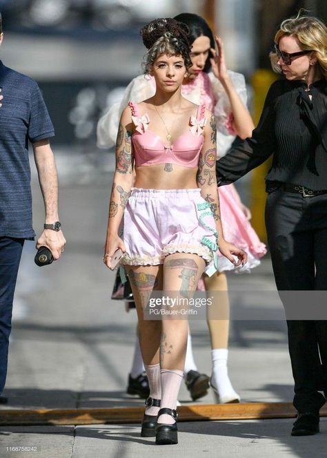 Melanie Martinez Outfit Ideas, Melanie Martinez Style, Melanie Martinez Outfits, Melanie Martinez Concert, Scrunch Leggings, Jimmy Kimmel, Melanie Martinez, Pants Women, Adele