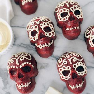 Groovy Goodies, Skull Cakes, Spooky Cookies, Postres Halloween, Halloween Food Desserts, Spooky Halloween Treats, Halloween Decor Diy, Skull Cake, Halloween Sweets