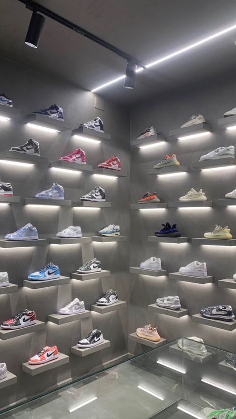 Sneaker Store Aesthetic, New Shoes Aesthetic, Nike Store Aesthetic, Shoes Shop Design Ideas, Shoe Collection Display, Shoes Shop Design, Nike Decor, Store Display Design, Sneaker Closet