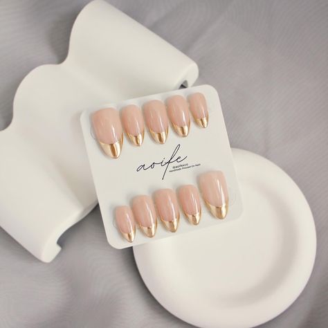 In French | Timeless designs for all occasions ✨ Quality handpainted Pressed On Nails - New designs launched weekly, ships internationally. Shop your favourite designs on our website. Korean Nail Art, Korean Nails, On Set, Press On Nails, Timeless Design, Product Launch, Nail Art, Hand Painted, Nails